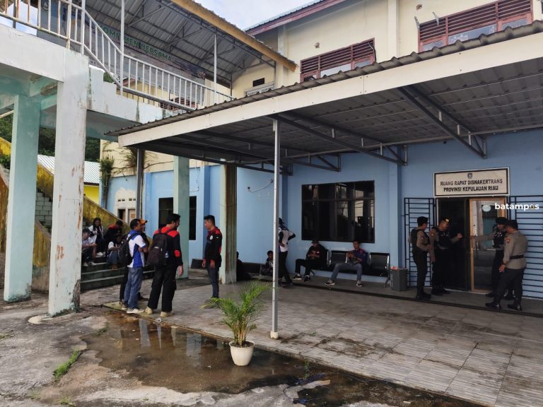 Puluhan Buruh Duduki Kantor Disnakertrans Kepri Kawal Keputusan UMP 2025