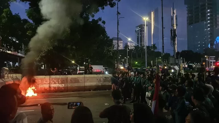 Aksi Tolak Kenaikan PPN 12 Persen Berujung Ricuh