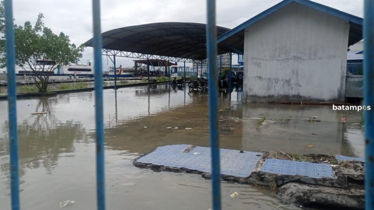 Pelabuhan Bongkar Muat dan Penumpang di Kundur Banjir