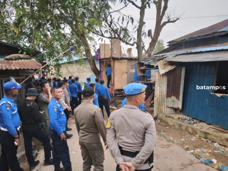 Tim Gabungan Bongkar Rumah Pelaku Narkoba di Kampung Madani 