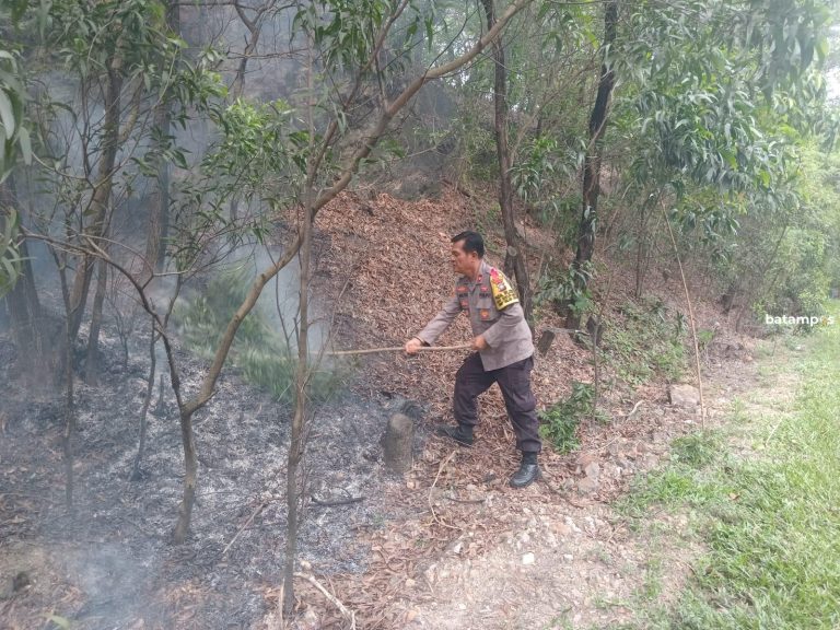 Diduga Karena Api Puntung Rokok, Semak Belukar di Depan Perumahan Tiban Mas Terbakar
