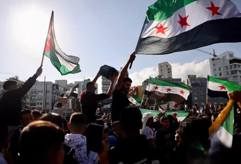 Runtuhnya Pemerintahan Bashar Assad, Warga Suriah Turun ke Jalan
