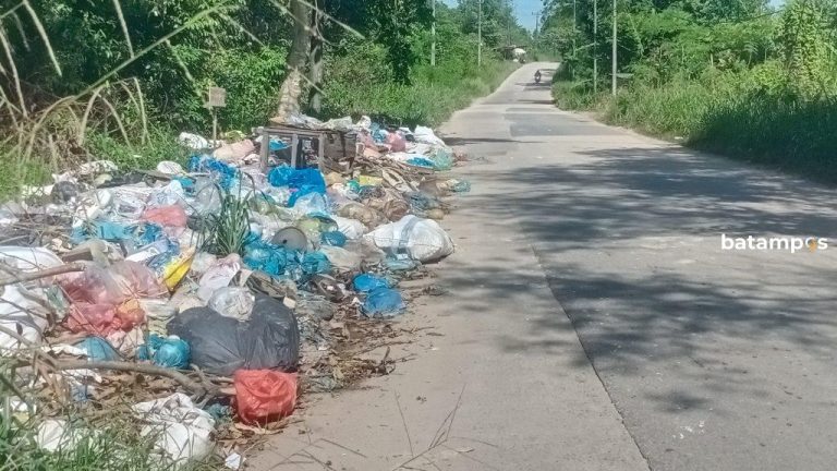 Sampah Meluber Hingga ke Jalan di Depan TPU Seitemiang