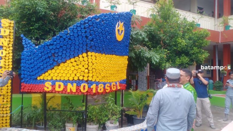 Siswa SDN 018 Sagulung Manfaatkan Sampah Bekas untuk Dekorasi Sekolah