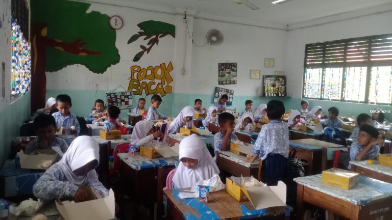 Rayakan HUT ke -19, Bakamla Zona Barat Beri Makan Bergizi Gratis kepada Murid SD di Sagulung