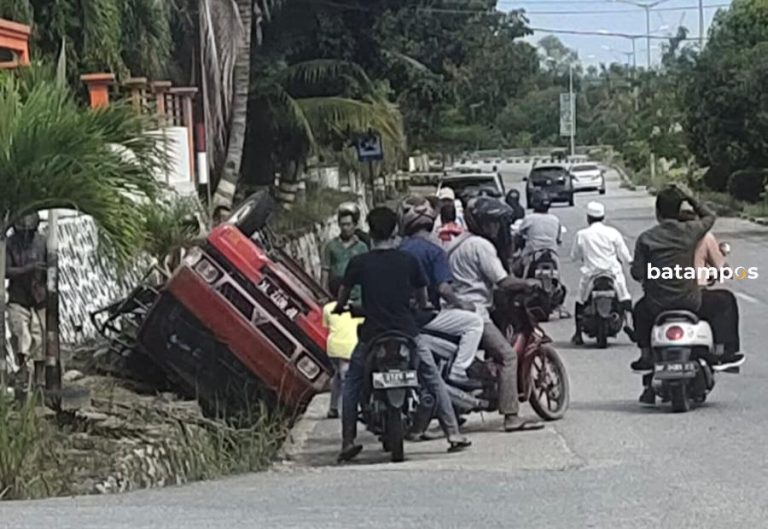Mobil Pikap Terbalik Masuk Saluran Drainase