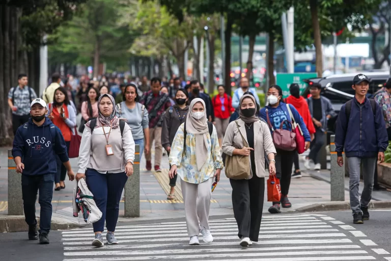 Presiden Umumkan Upah Minimum  2025 Naik 6,5 Persen