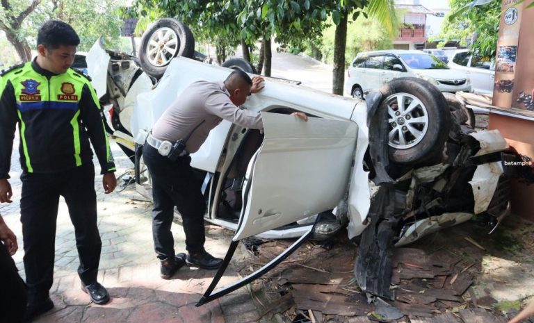 Kecelakaan Tunggal, Mobil Menabrak Pohon dan Terguling di Batam Centre