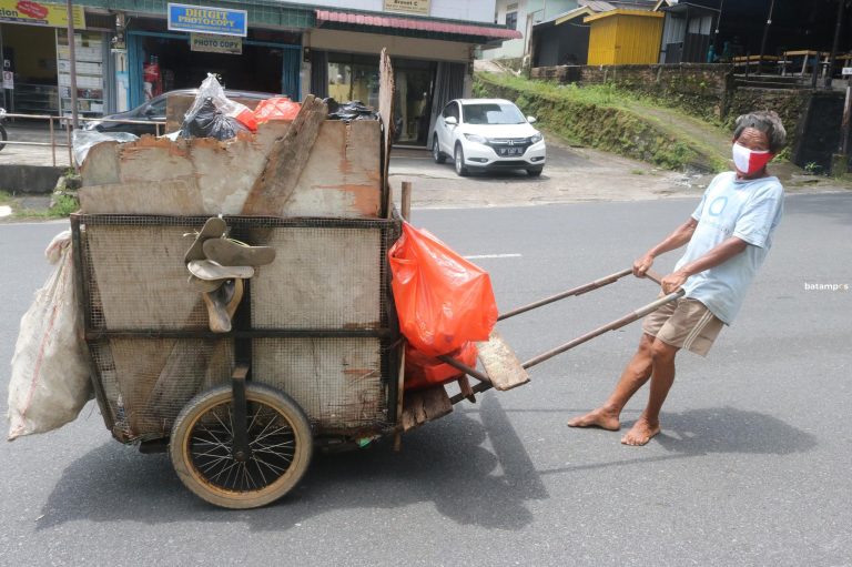 Menjaga Kebersihan Lingkungan adalah Panggilan Hati, Muhammad Taher, 30 Tahun Mengabdi dan Bergelut dengan Sampah