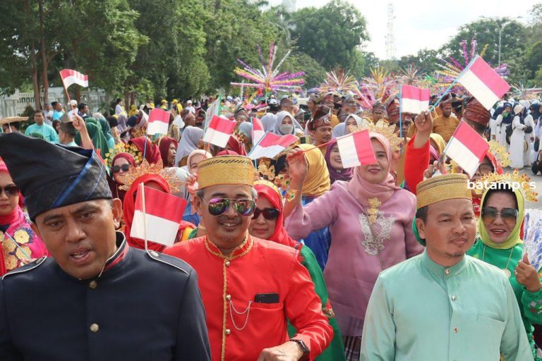 Ribuan Peserta Ramaikan Pawai Kebudayaan Sambut Hari Jadi Kota Batam ke-195