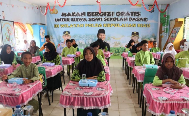 Polda Kepri Bagikan Makanan Bergizi Gratis Selama 3 Bulan di Batam