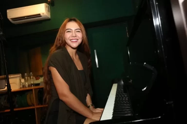 Curhatan Penggemar Jadi Lagu di Tangan Ratu Rizky Nabila
