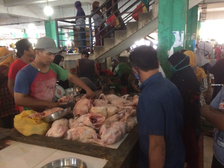 Jelang Tahun Baru, Warga Berburu Ikan dan Ayam
