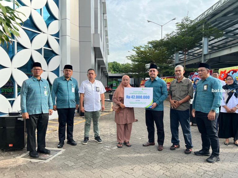 Ahli Waris Petugas TPS Menerima Santunan JKM Senilai Rp84 Juta