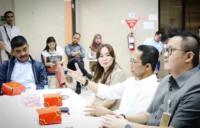 Respon Keluhan Warga soal Air Bersih, Amsakar-Li Claudia Bertemu Petinggi PT ABH