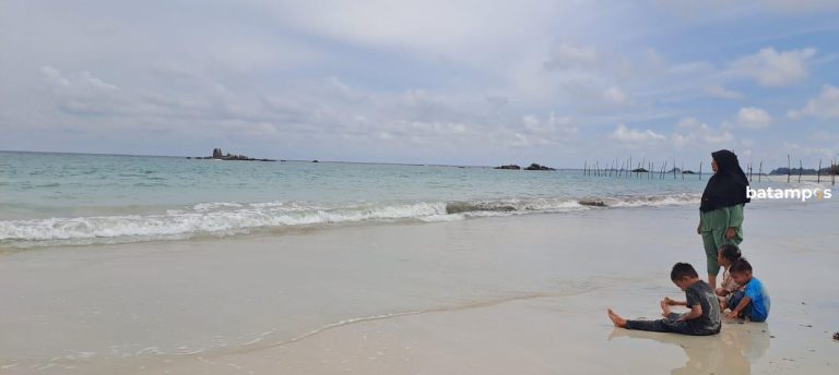 Libur Natal, Jumlah Pengunjung Pantai Trikora di Bintan Capai 1.250 Orang