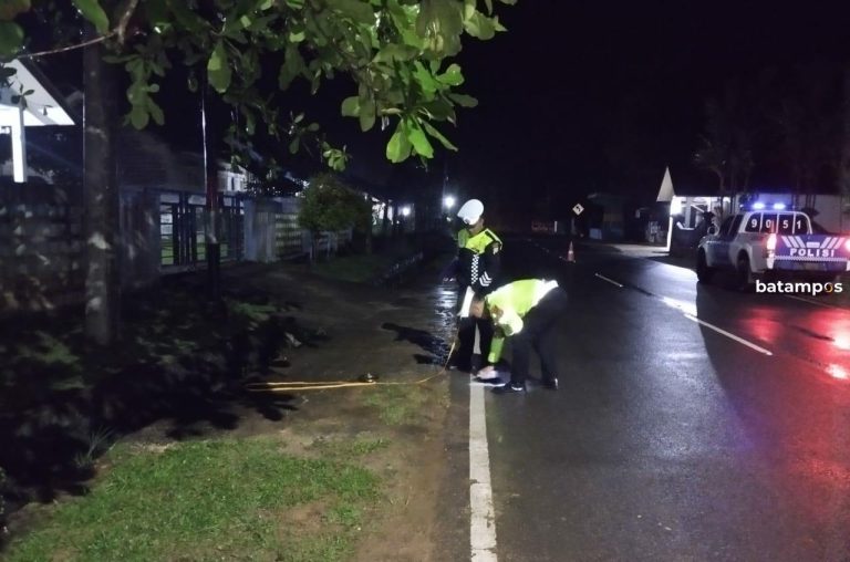 Pekerja Lobam Tergeletak di Samping Ekskavator Usai Tabrak Tanda Proyek Jalan di Tanjunguban