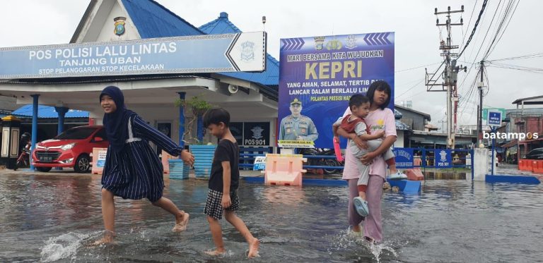 Banjir Rob di Bintan Jadi Arena Bermain Anak-anak