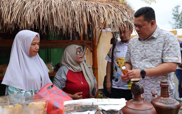 Kue Bawang Lemak Ketam dari Desa Busung Jadi Produk Unggulan Bintan