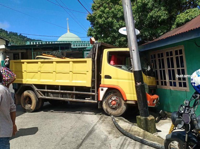 Dinamo Stater Rusak, Truk Meluncur Bebas Hantam Rumah Erwin