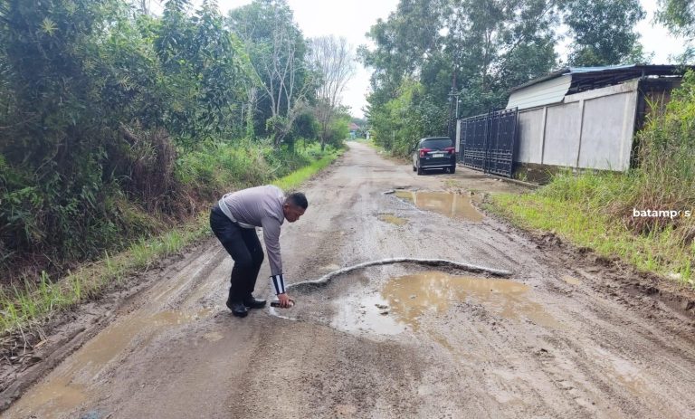 Sebabkan Jalan Bakti Sosial Tanjunguban Rusak dan Berlubang, Sopir Truk Kelebihan Muatan Ditegur