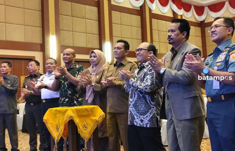 Kanwil DJPb dan Gubernur Kepri Serahkan DIPA dan TKD 2025