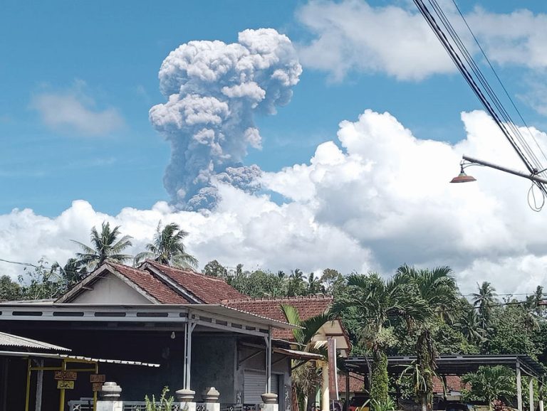 Gunung Raung Erupsi, Sebagian Panik, Sebagian Santai