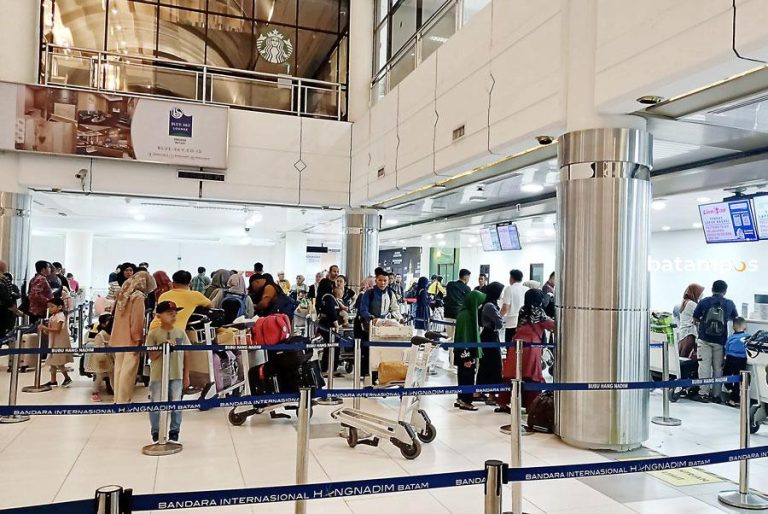 Kedatangan dan Keberangkatan Tembus 190 Penerbangan