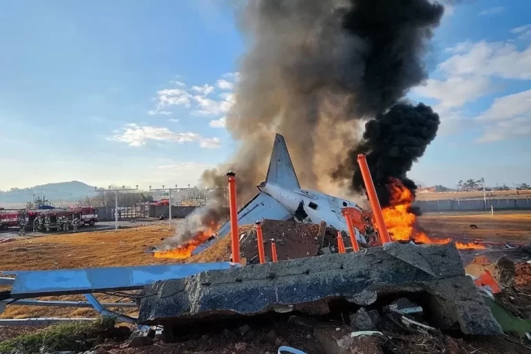 28 Orang Tewas Akibat Pesawat Jeju Air Kecelakaan di Bandara Muan Korea Selatan