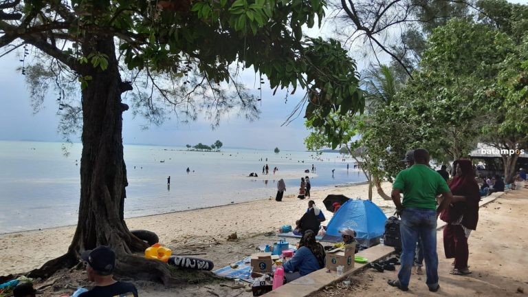 Libur Nataru, Pantai Melayu di Galang Dipadati Pengunjung