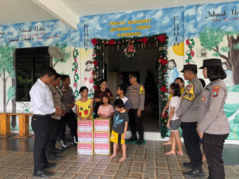 100 Paket Sembako Untuk Keluarga Rayakan Natal