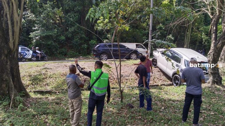 Pengemudi Hilang Kendali, Mobil  Menabrak Tiang Listrik dan Pohon di Sungai Harapan