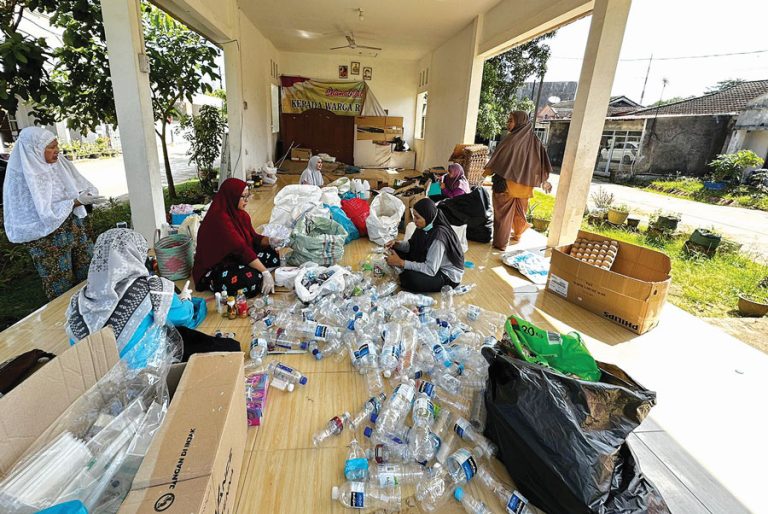 Melihat Ibu-Ibu Majelis Taklim Perumahan Simpang Raya Memilah Sampah