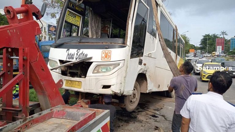 Trans Batam Terbalik di Sei Panas, Tidak Ada Korban Jiwa
