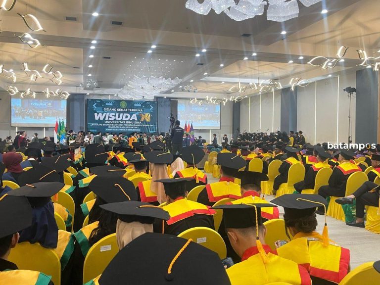 UIS Batam Kukuhkan 284 Wisudawan, Siap Hadapi Tantangan Kerja
