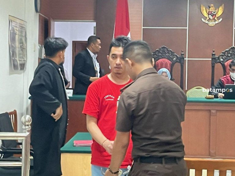 Divonis Seumur Hidup, DJ Karimun Acungkan Jari Metal di Depan Media
