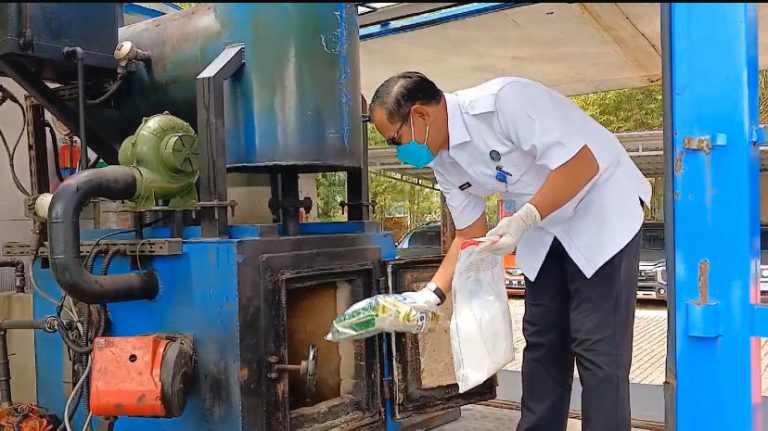 12,3 Kg Sabu Dibakar, BNNP Kepri Musnahkan Barang Bukti Penindakan Selama 2 Bulan