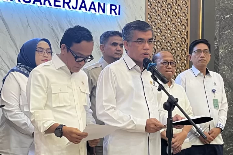 Menaker Pastikan UMP dan UMK 2025 Berlaku Efektif per 1 Januari 2025