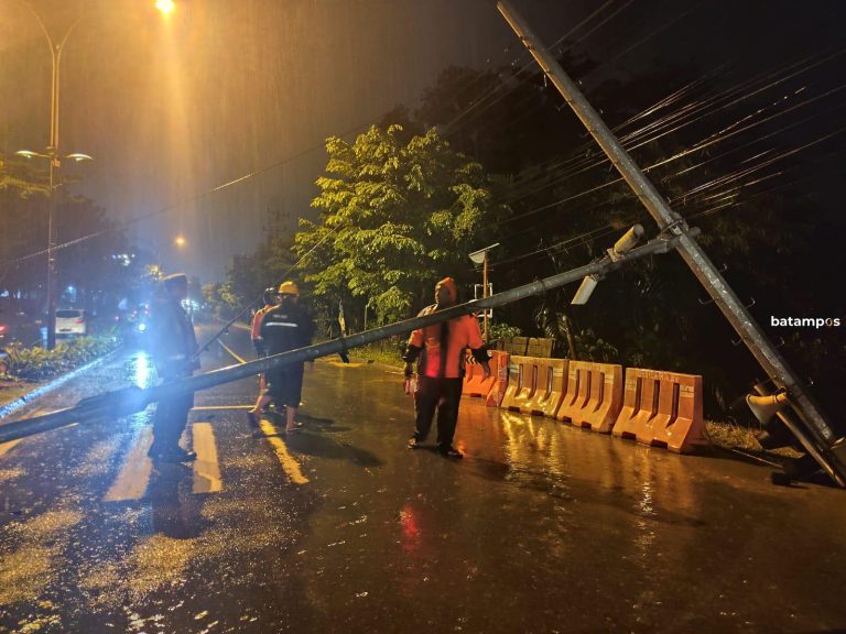 Tiang Lampu Merah di Tanjungpinang Ambruk Gegara Longsor, Jalan DI Panjaitan Ditutup