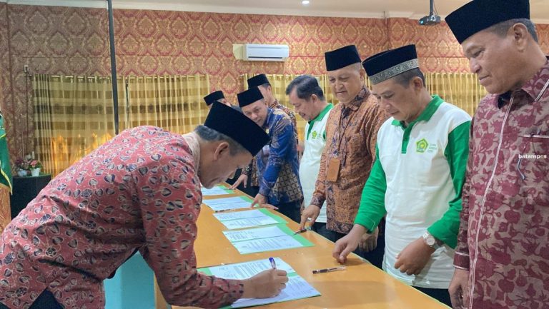 Serahkan DIPA 2025, Kakanwil Kemenag Ingatkan Satker Gunakan Anggaran secara Efektif dan Efisien