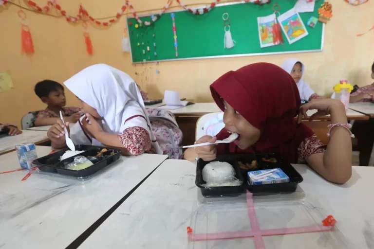 Program Makan Bergizi Gratis Dimulai di 26 Provinsi
