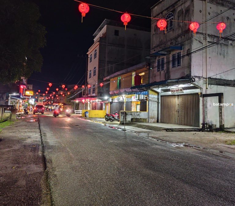 Ribuan Lampion Warnai Jalan Dabo Lingga