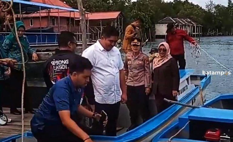 Roby Serahkan Bantuan 20 Kapal untuk Nelayan Bintan