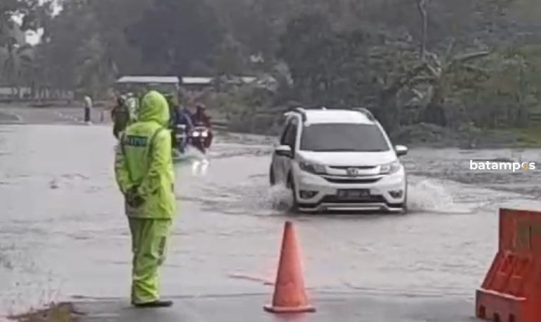 Akses Jalan Menuju Kawasan Industri Lobam Terendam Banjir
