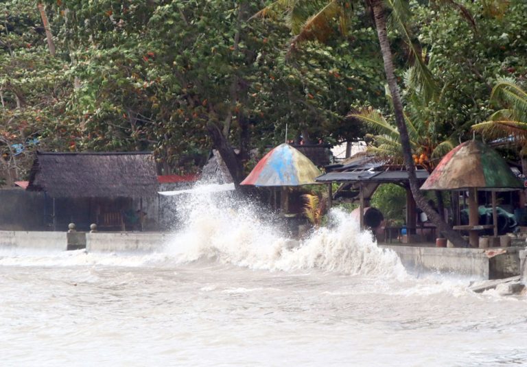 Hindari Beraktivitas di Pantai
