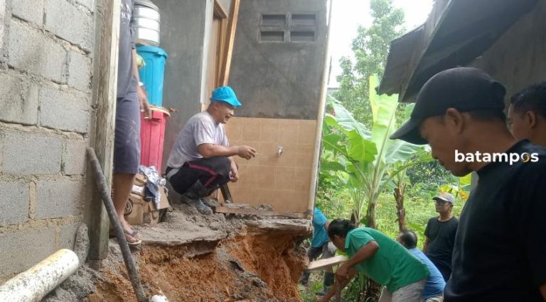 Longsor akibat Hujan, Dapur Rumah Warga Desa Sebong Lagoi di Bintan Ambruk