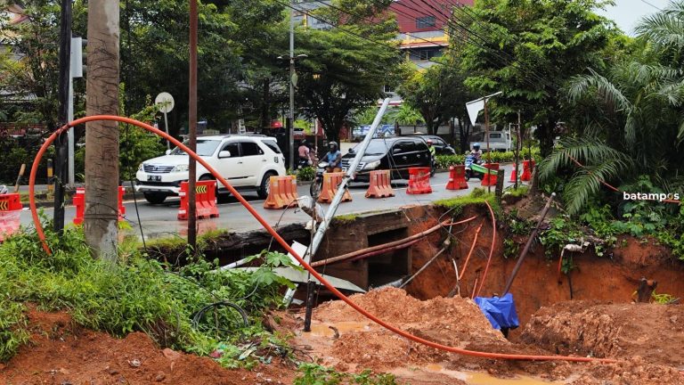 Simpang 4 Kota Piring Rawan Longsor, Pengendara Diimbau Gunakan Jalan Alternatif
