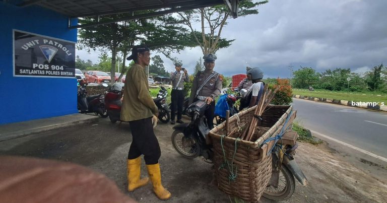 Terjaring Razia di Bundaran Km 16 Toapaya, Bintan, Pengendara Langsung Diminta Ganti Knalpot