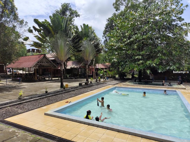 Pemandian Air Panas di Kaki Gunung Lanjut, Jadi Tempat Wisata Favorit di Lingga