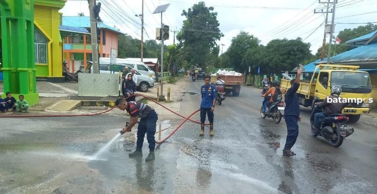 Balita 1 Tahun Dilarikan ke Rumah Sakit Usai Terjatuh Akibat Tumpahan Minyak di Jalan Km 23 arah Kijang, Bintan